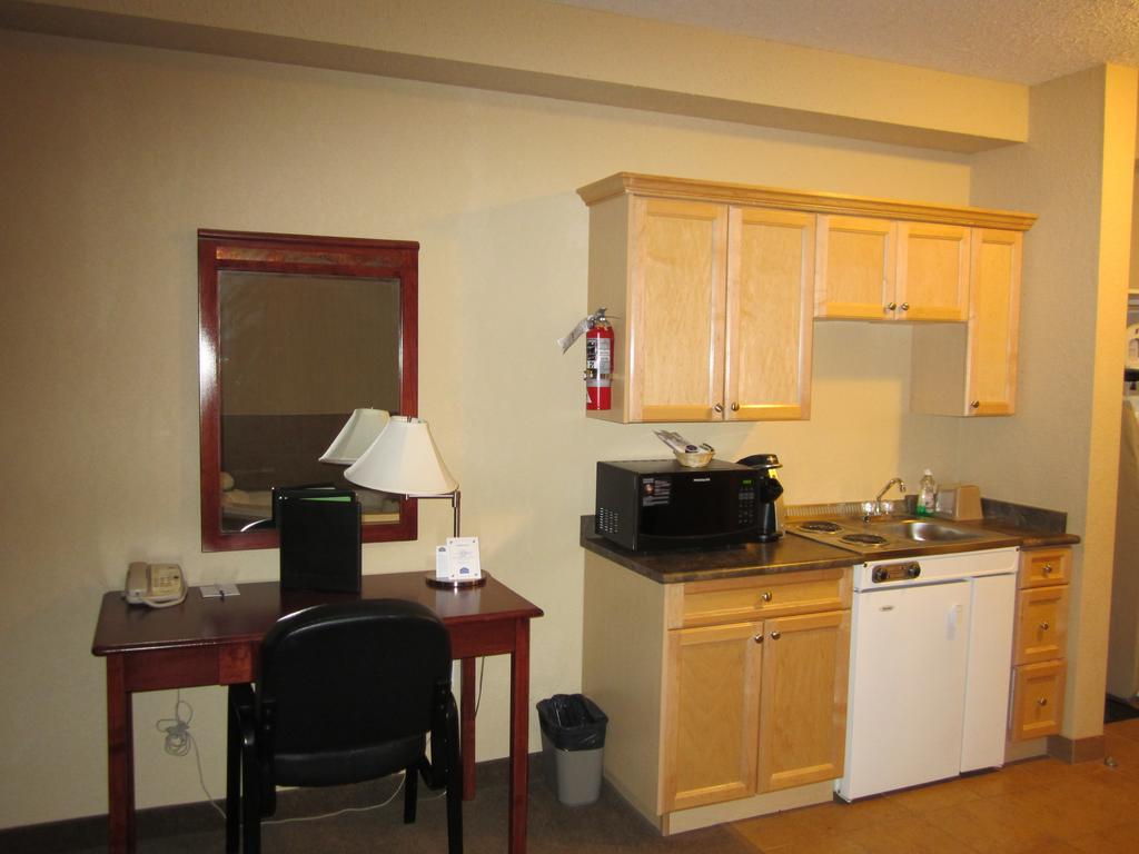 Lakeview Inns & Suites - Fort Nelson Exterior foto