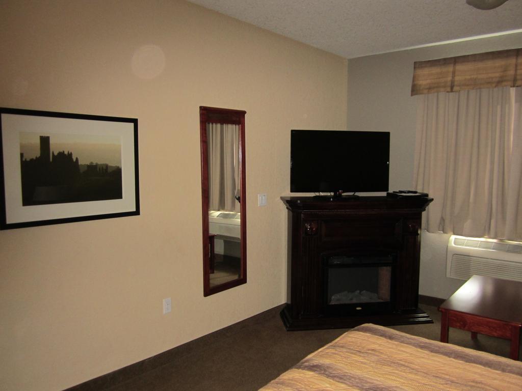 Lakeview Inns & Suites - Fort Nelson Exterior foto